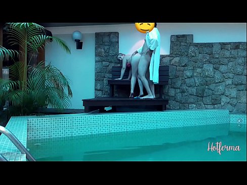 ❤️ Baas noeget faam nei it swimbad, mar koe net wjerstean in hot ☑ Porno vk by wy ☑
