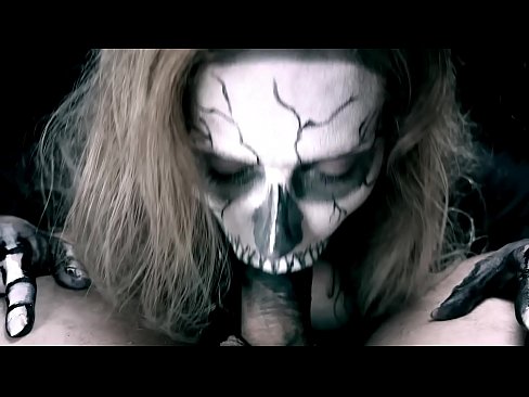 ❤️ Demon famke sûgje hoanne mei har swarte mûle en slikken cum. ☑ Porno vk by wy ☑