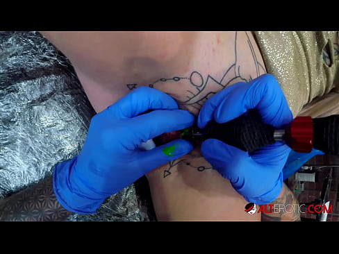 ❤️ Ekstreem tattooed hottie Sully Savage krige in tattoo op har klitoris ☑ Porno vk by wy ☑